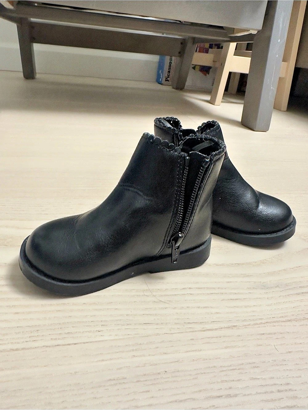 Old Navy Kids Black Ankle Boots with Scalloped Trim Girls US 7